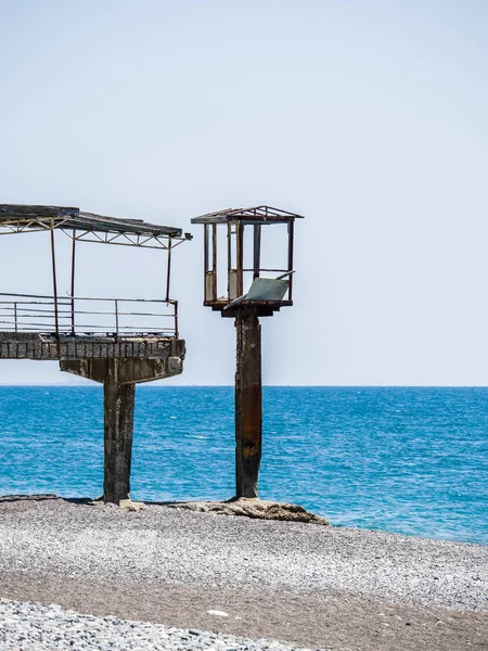 Övergivna och förstörda pirarna på havsstranden. — Stockfoto