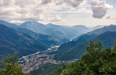 Köy yeşil orman arasında bir dağ Vadisi.