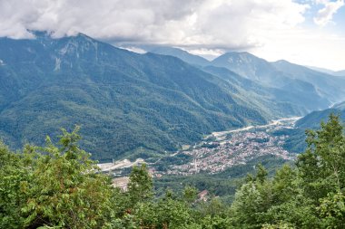 Köy yeşil orman arasında bir dağ Vadisi.