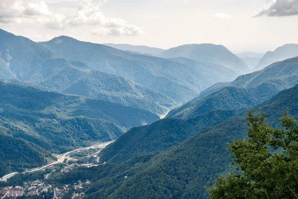 Die Schlucht zwischen den Bergen mit grünen Hängen. — Stockfoto