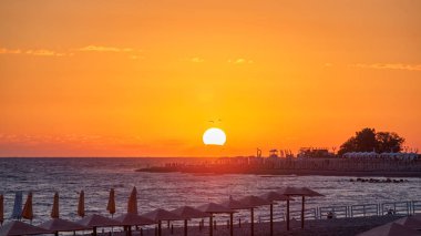 Günbatımı sırasında bir yaz akşamı ıssız plaj