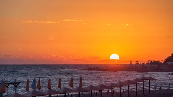 Öde strand på en sommar kväll under solnedgången — Stockfoto