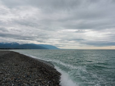 bir çakıl plaj dalgalar deniz