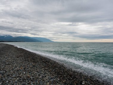 bir çakıl plaj dalgalar deniz