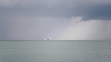 Mesafe yağmur ile Seascape