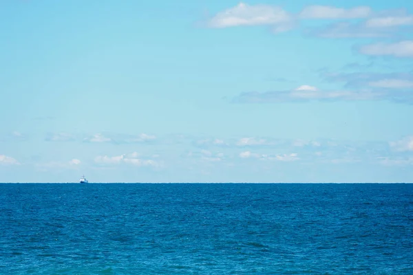 Морской горизонт и чистое голубое небо . — стоковое фото