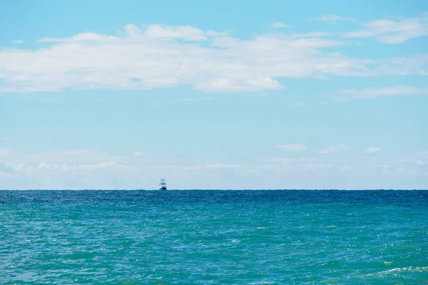 Horizonte marino y cielo azul claro . — Foto de Stock