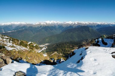 Karla kaplı dağ dan önündeki yeşil vadiye manzara