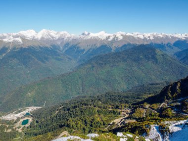Karla kaplı dağ dan önündeki yeşil vadiye manzara