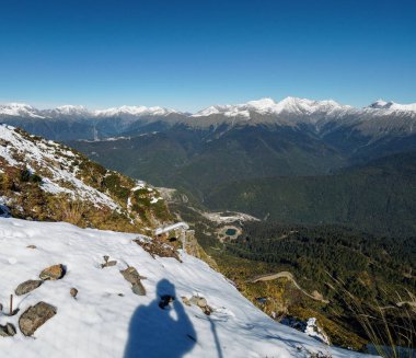 Karla kaplı dağ dan önündeki yeşil vadiye manzara