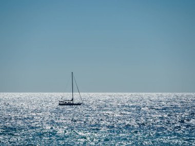 Parlak parlak deniz suyunda yelkenli