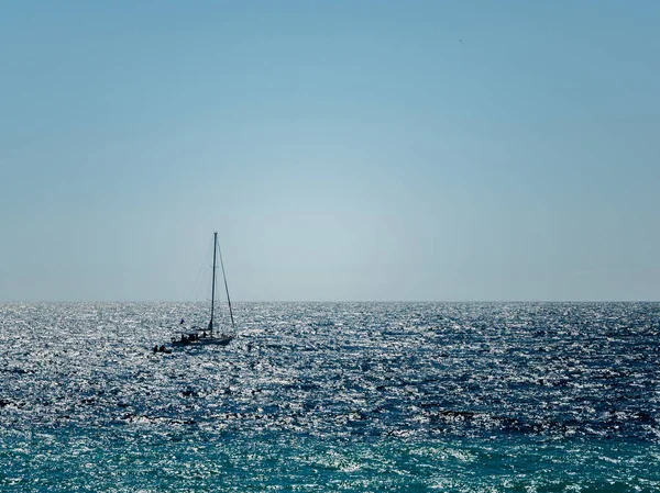 Velero en agua de mar brillante brillante —  Fotos de Stock