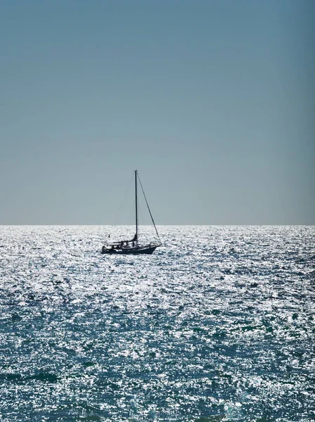 Velero en agua de mar brillante brillante — Foto de Stock