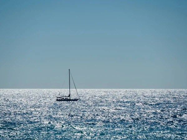 Parlak parlak deniz suyunda yelkenli