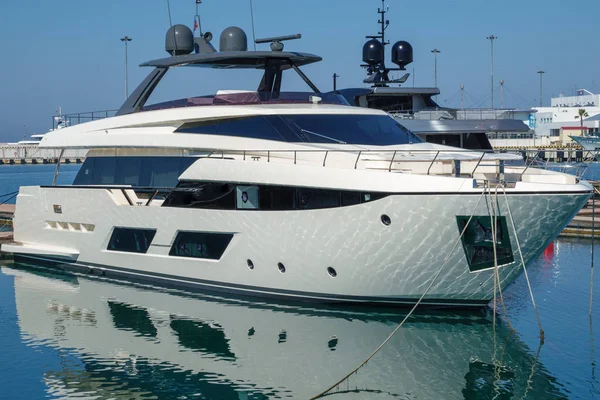 Schöner klarer Tag im Seehafen mit festgemachten Yachten. — Stockfoto