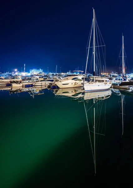 Gece yıldızlı gökyüzünün altında limanda gemiler. Karadeniz, Soçi, Avrupa — Stok fotoğraf