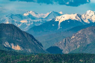 Karlı zirveleri ile yüksek dağlar ile dağ geçit.