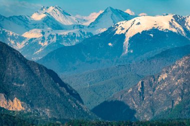 Karlı zirveleri ile yüksek dağlar ile dağ geçit.