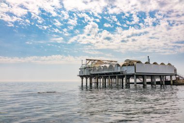 Kıyıya yakın denizde destekler platformu.