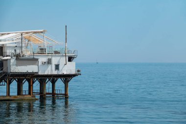 Kıyıya yakın denizde destekler platformu.