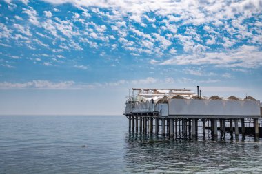 Kıyıya yakın denizde destekler platformu.