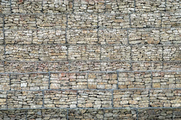 Стена Габиона из камней и камней в металлической проволоке. Забор камней в сетке. Защитная каменная стена в сетке . — стоковое фото