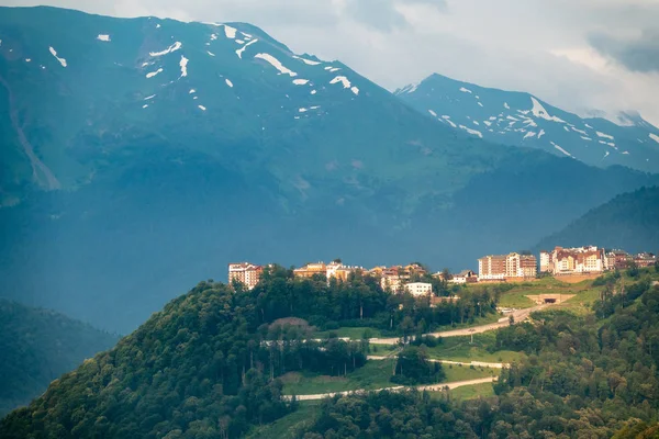 Hotel w górach, wśród zielonych lasów. Krasnaja Polana, Sochi, Federacja Rosyjska — Zdjęcie stockowe