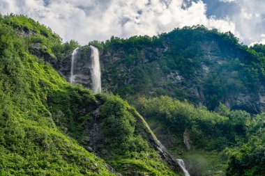 En yüksek Şelalesi ile yeşil dağların manzarası