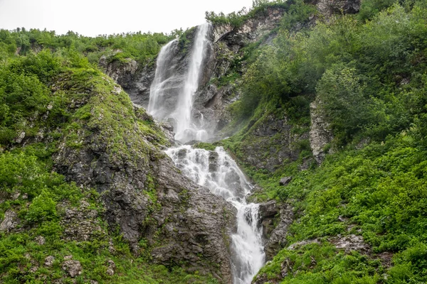 Uitzicht op de groene bergen met de hoogste waterval — Stockfoto
