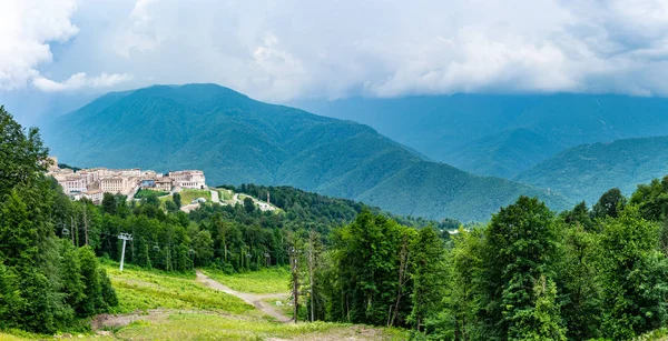 Blick auf die Hotelanlage in den mit grünen Wäldern bedeckten Bergen — Stockfoto