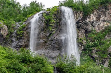En yüksek Şelalesi ile yeşil dağların manzarası