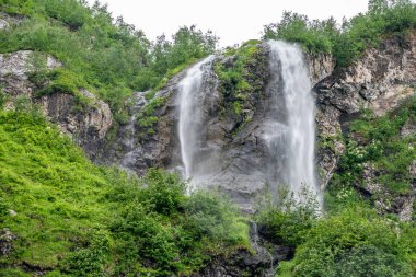 En yüksek Şelalesi ile yeşil dağların manzarası