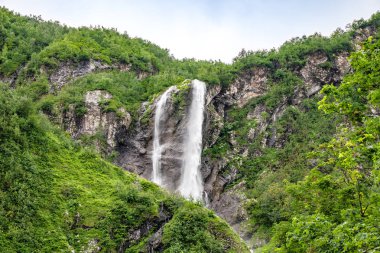 En yüksek Şelalesi ile yeşil dağların manzarası