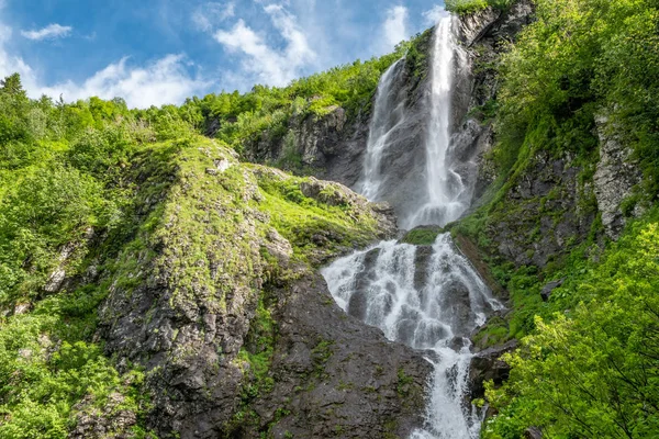 Vistas a las verdes montañas con la cascada más alta. Cielo azul claro — Foto de Stock