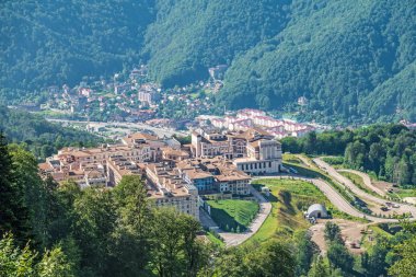 Yeşil ormanlarla kaplı dağlarda otel kompleksi görünümü