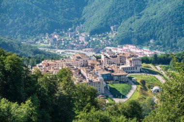 Yeşil ormanlarla kaplı dağlarda otel kompleksi görünümü