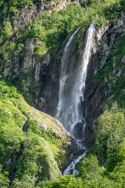 Vistas de las verdes montañas con la cascada más alta — Foto de Stock