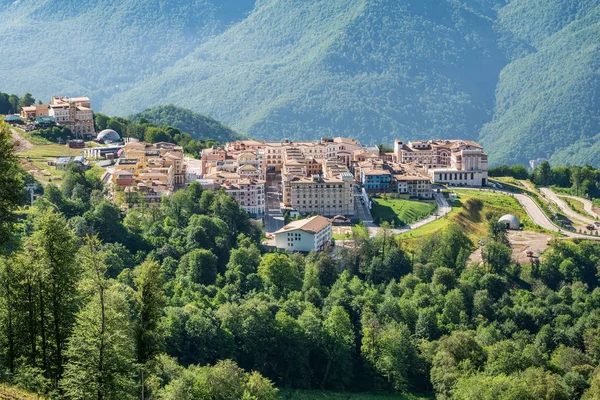 Θέα του ξενοδοχικού συγκροτήματος στα βουνά που καλύπτονται με καταπράσινα δάση — Φωτογραφία Αρχείου