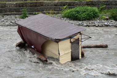 Küçük bir ev dağlarda çamur akışını yok etti. Küçük bir ev, sular altında bir dağ Nehri tarafından yıkandı...
