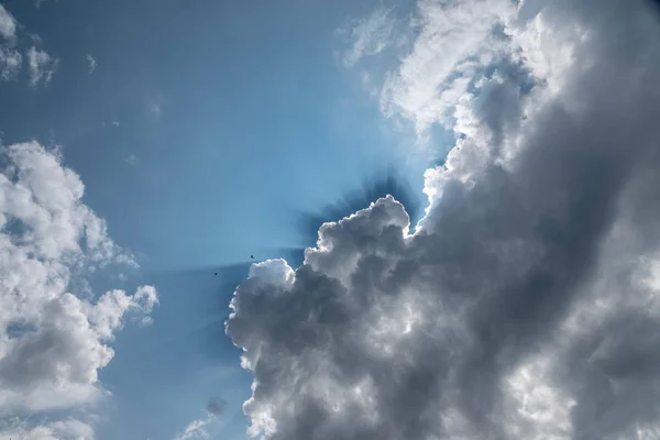 The sun's rays pass through the clouds — Stock Photo, Image