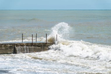 Rusya'nın Soçi kentinde Karadeniz'de fırtına da spreyle deniz dalgası