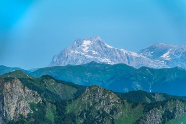 Dağ zirveleri karla kaplı ve üstten görünüm.
