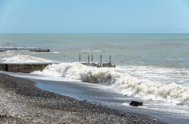 Rusya'nın Soçi kentinde Karadeniz'de fırtına da spreyle deniz dalgası