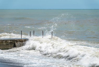 Rusya'nın Soçi kentinde Karadeniz'de fırtına da spreyle deniz dalgası