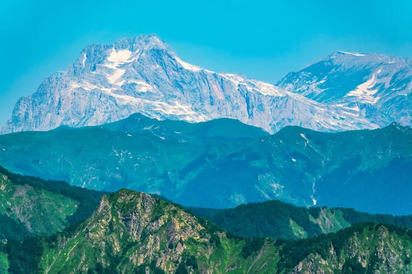 Dağ zirveleri karla kaplı ve üstten görünüm.