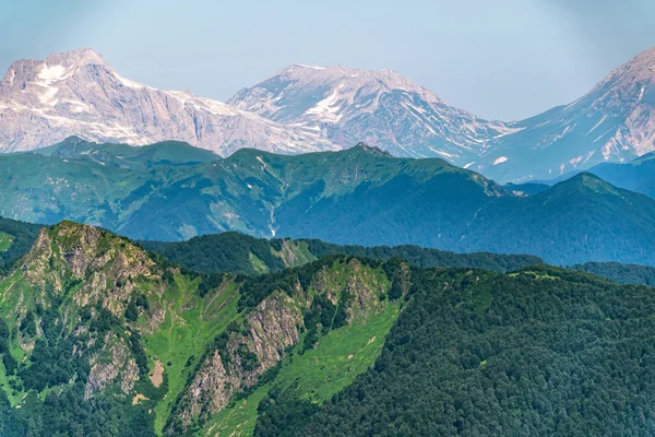 Dağ zirveleri karla kaplı ve üstten görünüm.