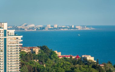 Soçi'nin merkezinden denize ve Adler'e manzara.