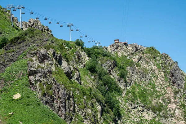 The top of the rocky mountain with the cable car. Krasnaya Polyana, Sochi, Russia. Ski resort at summer. — Stock Photo, Image