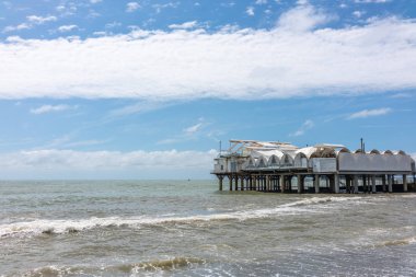 Kıyıya yakın denizde destekler platformu.
