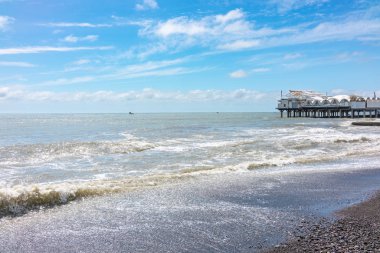 Kıyıya yakın denizde destekler platformu.